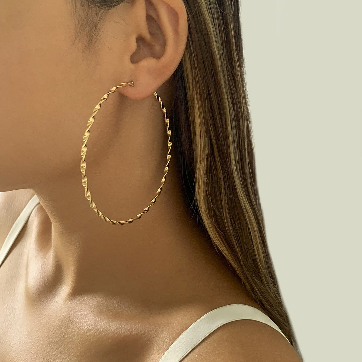 Fashion Screw Thread Women Hoop Earrings